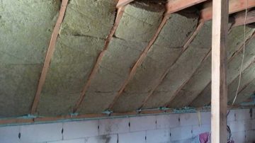 how does roof insulation work
