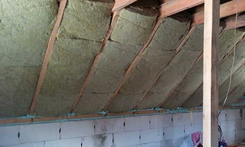 how does roof insulation work